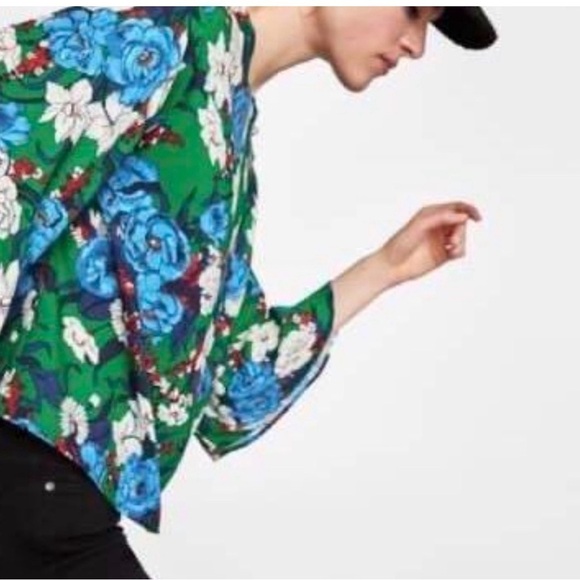 ⚡️ZARA Floral Flowing Blouse with Pearl Buttons bell sleeves SZ M (343) - Picture 4 of 8